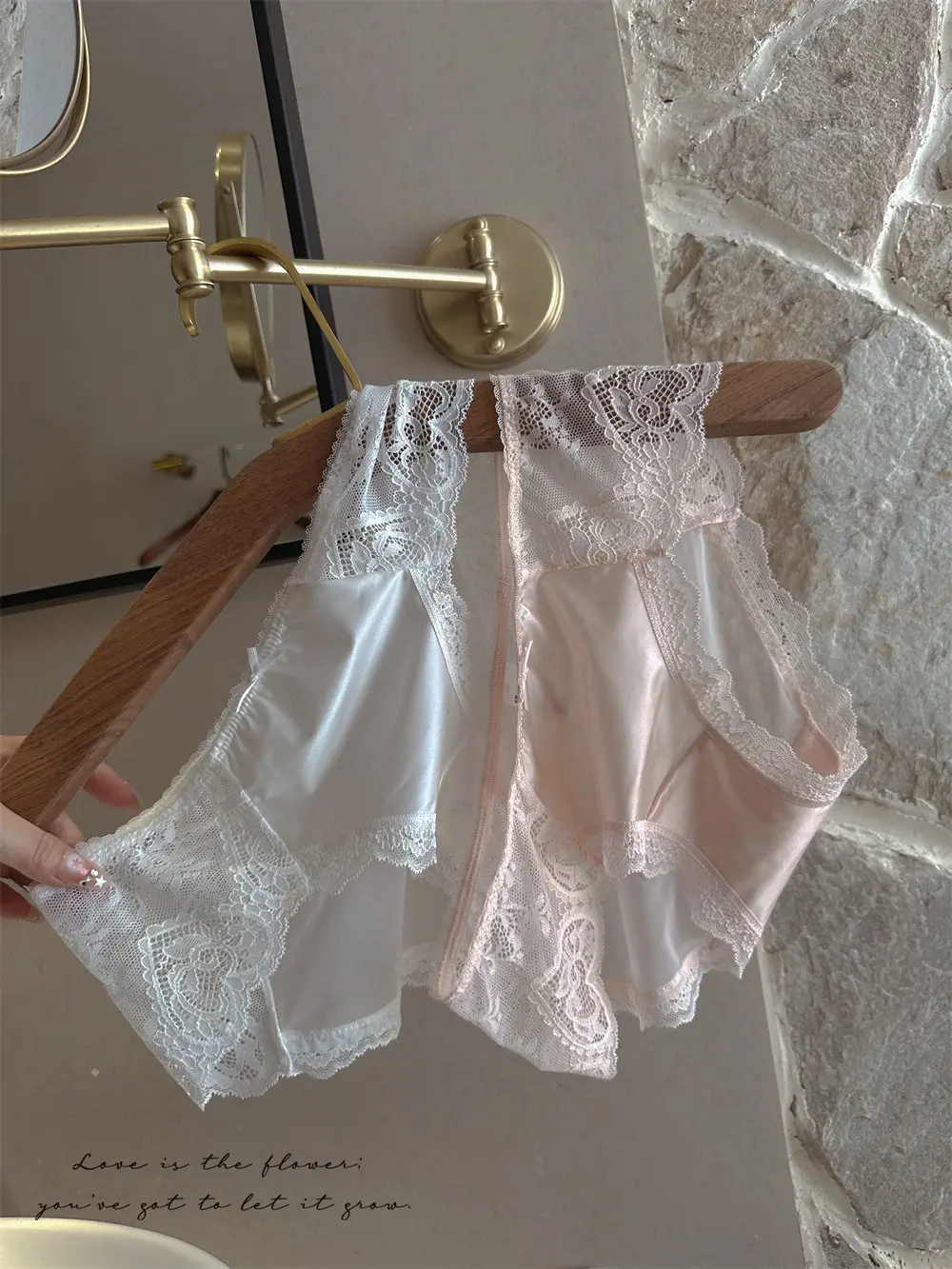 Französischer Stil, herzförmige Spitze aus Satin, Mädchenunterhose mit transparentem, durchbrochenem Netzstoff, niedrige Taille, reines, verführerisches Dreieck-Design.