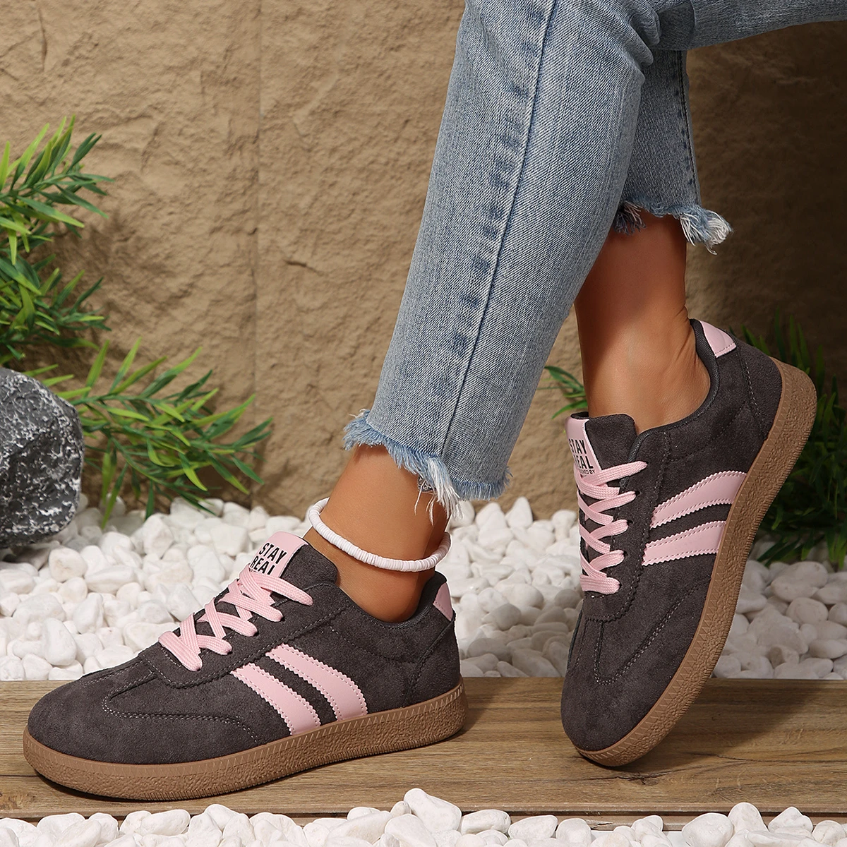 2026 Herbst Damenmode Wildleder-Sneaker mit Doppelschnallen-Metalldetails Leichte Atmungsaktive Bequeme Freizeitschuhe – Detail 5