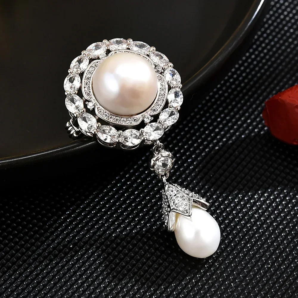 

Big Pearl Brooch for Women Retro Metal Pearl Pendant Temperament Coat Collar Pin Corsage Party Rhinestone Jewelry Accessories