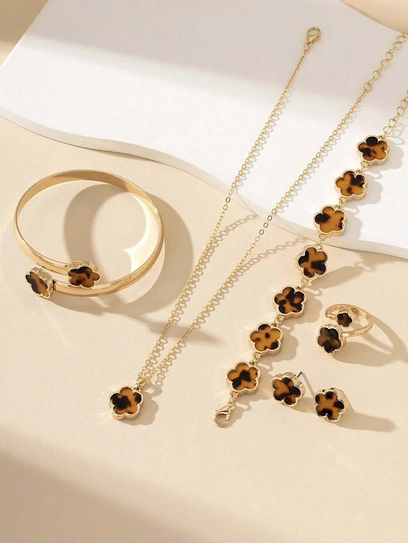 

Ювелирный набор с цветочным мотивом золотого цвета для женщин: ожерелье, браслет, серьги, кольцо, браслет-бэнгл