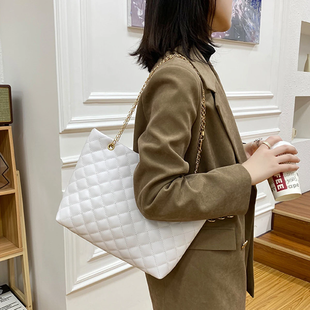 A large-capacity white lady's diamond-shaped handbag, a fashionable and exquisite single-shoulder crossbody bag for commuting