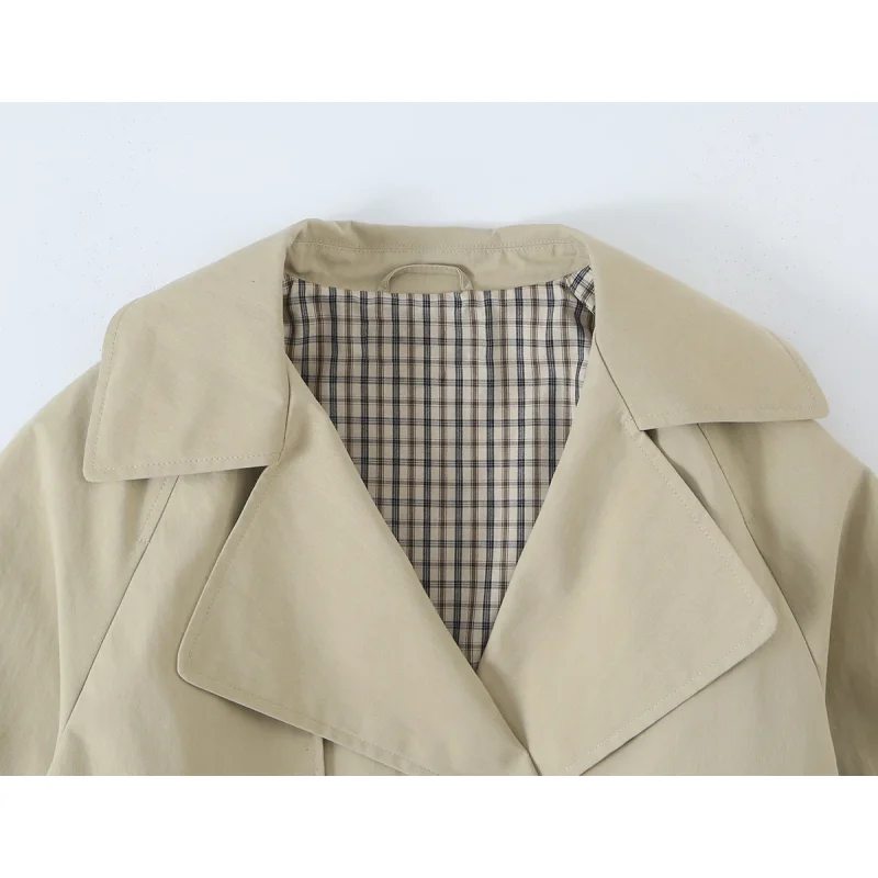 Minimalistische, figurbetonte Jacke für Damen mit Reverskragen und Knopfverzierung, verstellbare Taille, Damen-Herbstmantel mit langen Ärmeln. – Detail 7
