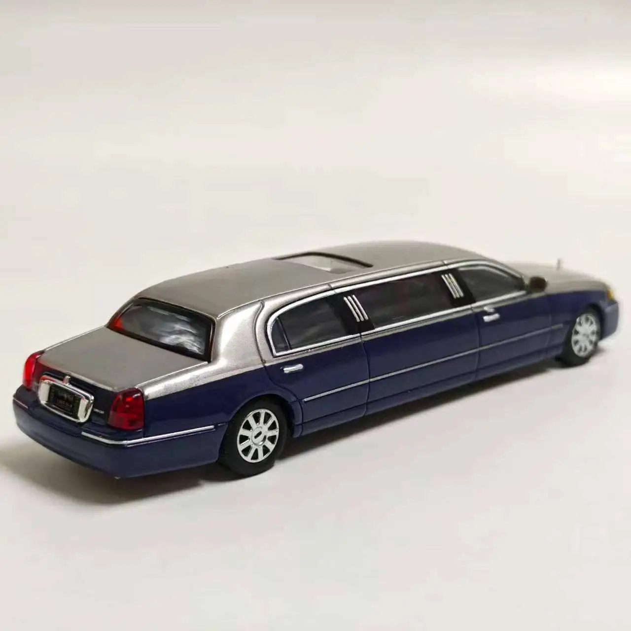 Diecast GCD 1:64 Scale Lincoln Extended Edition Alloy Car Model - view 4