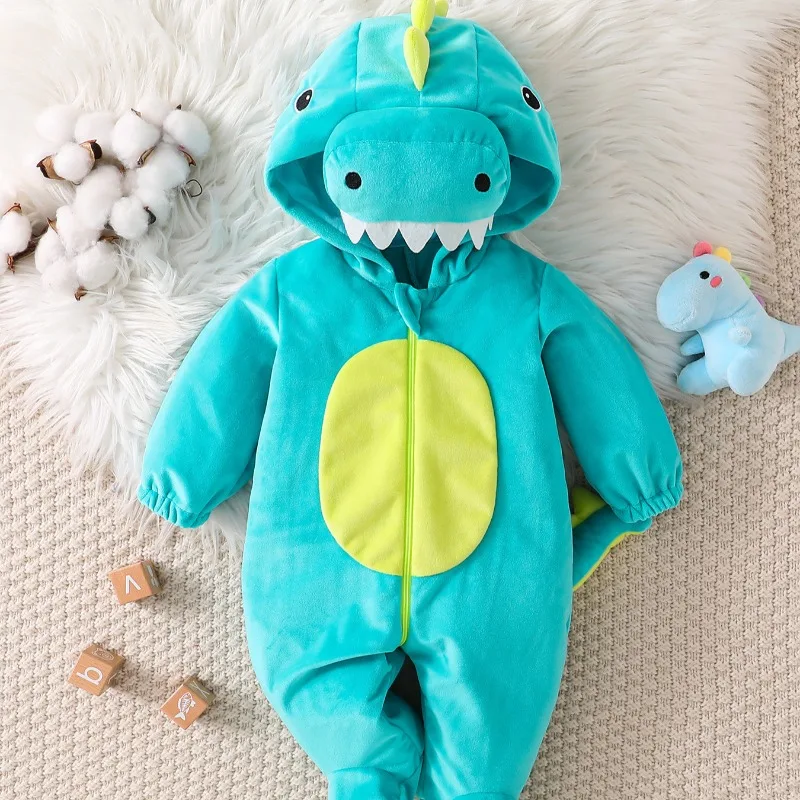 新生児から幼児向けの、かわいい恐竜柄のフード付きフリースロンパース。黄色い腹部と白い歯が特徴で、ジッパー付きのつなぎ服。コスプレ衣装としても使える。