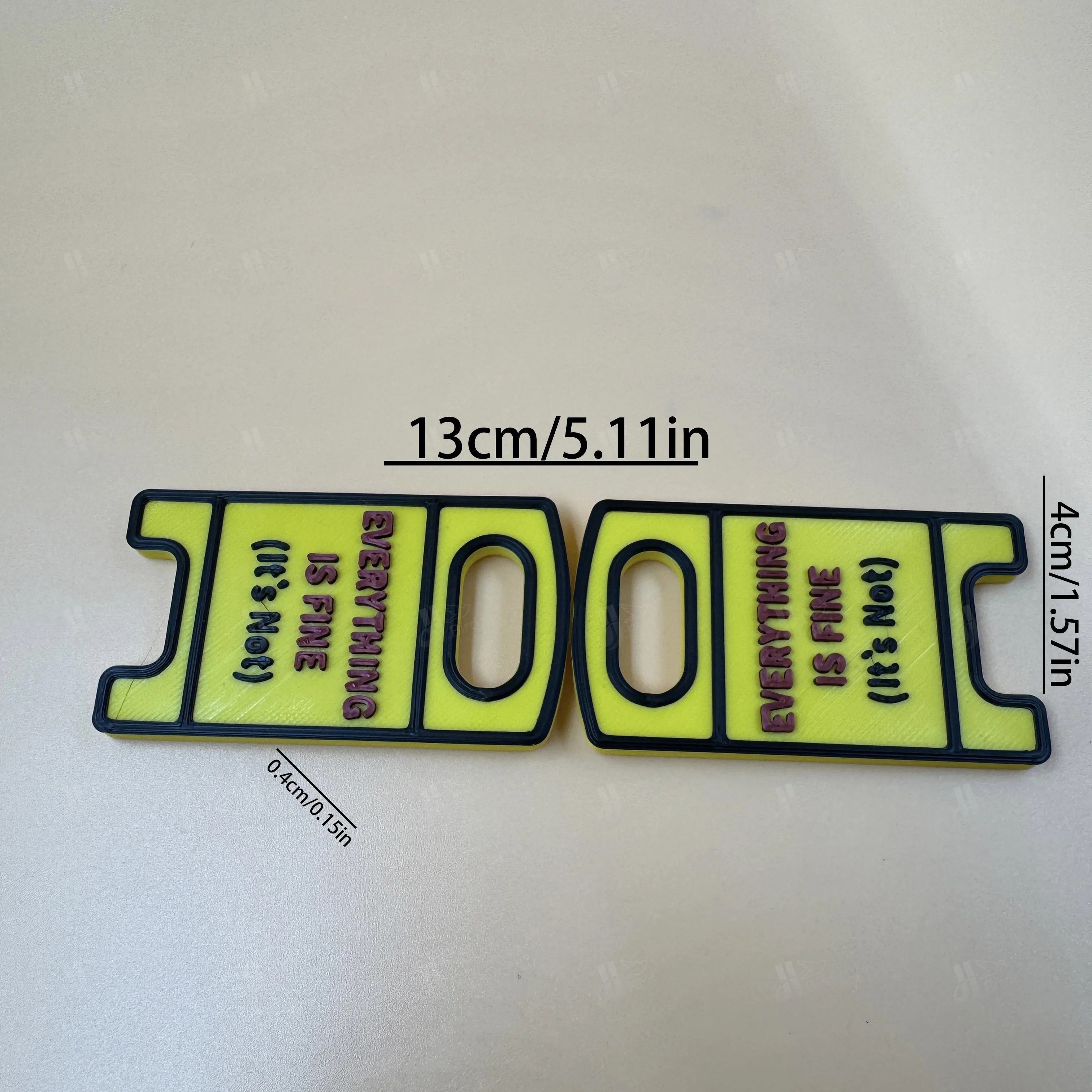 قطعة واحدة من تمثال إطار على شكل حرف A باللون الأصفر والأسود "كل شيء جيدًا (ليست)، مناسب لتزيين سطح المكتب والمكتب والمكتب.