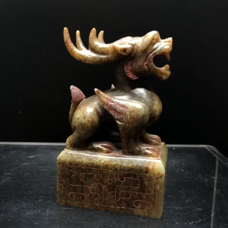 

The Warring States Period Hetian dragon seal, the overall line is smooth, the jade color is smooth, and the color is natural.