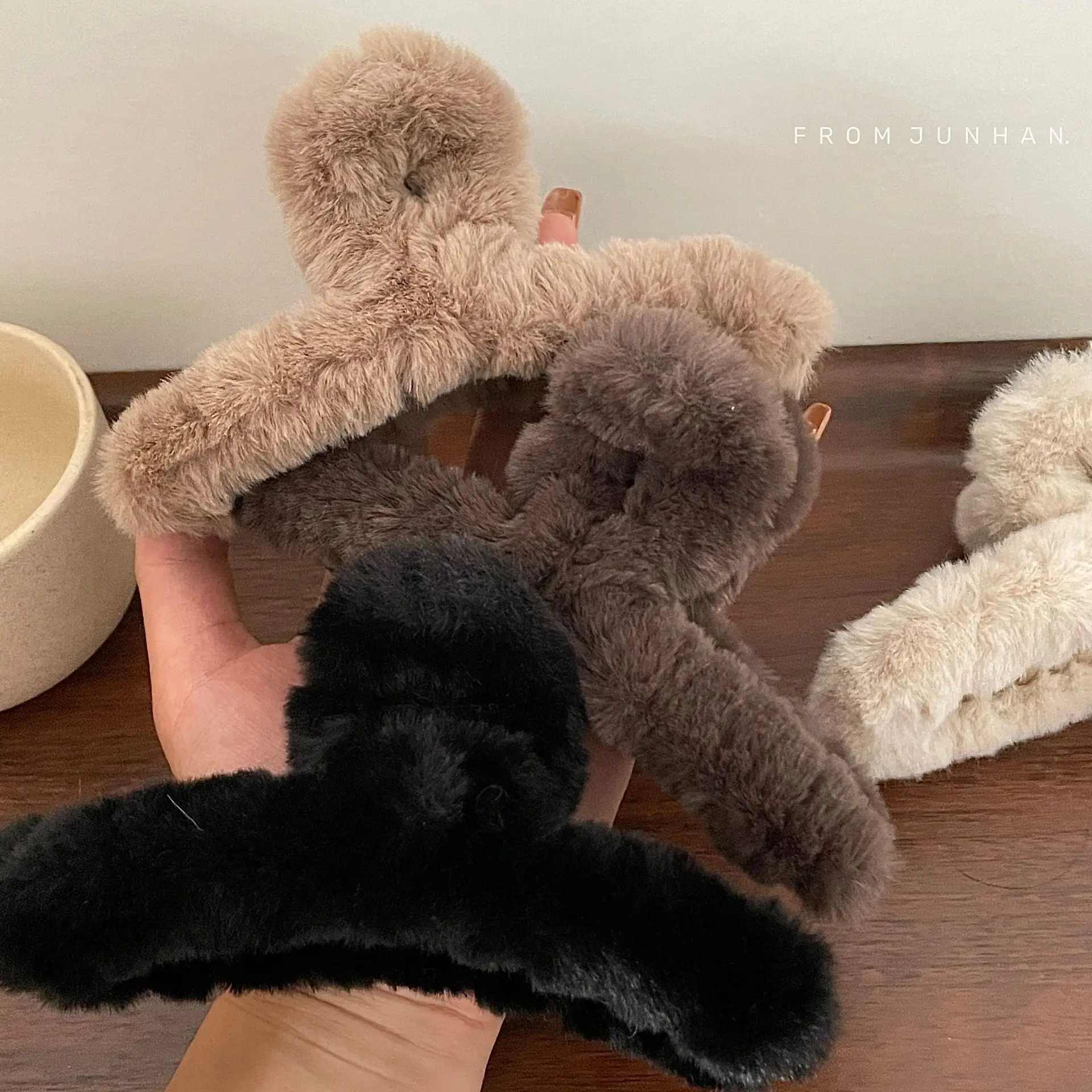 Miękkie mleko Kawowy kolor Seria Imitacja futra Królika Futro z tyłu Głowa Updo Pazur do włosów Ciepłe duże pluszowe klipsy rekina Pazury do włosów
