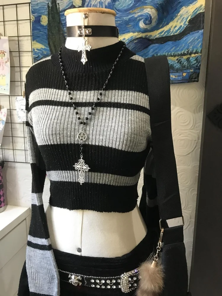 Stilvolles hellgraues und schwarzes Y2K Retro Slim Fit Strick-Crop-Top mit langen Ärmeln für Damen
