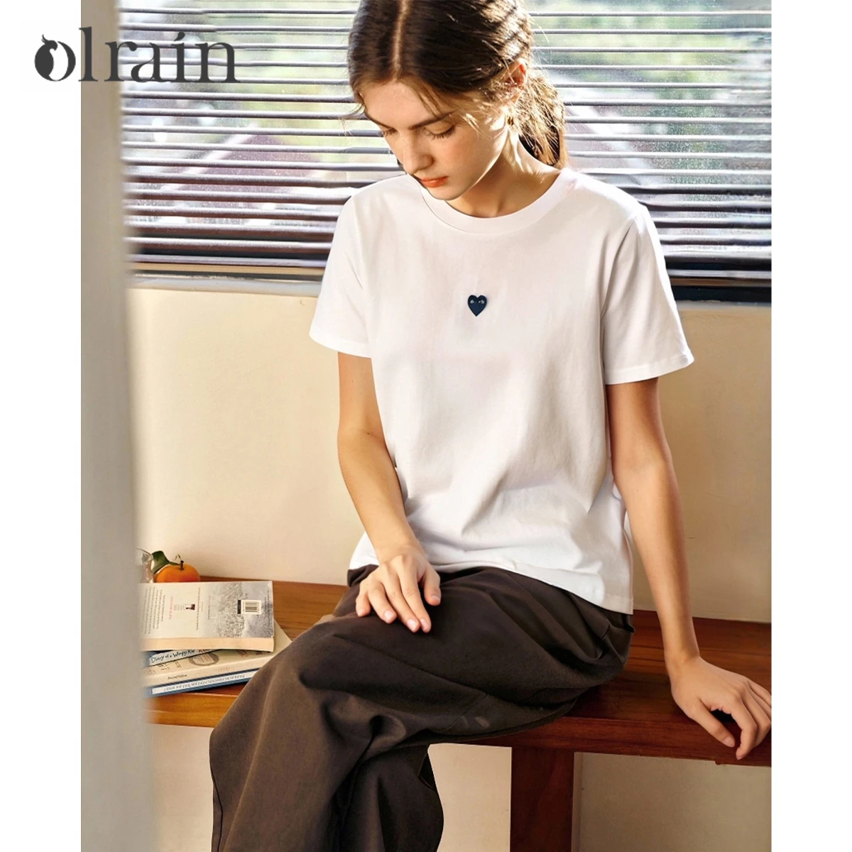 

OLrain женская футболка из чистого хлопка, лето 2025 г., белый топ с короткими рукавами и синим сердечком для офисной женской повседневной одежды O57XT98262