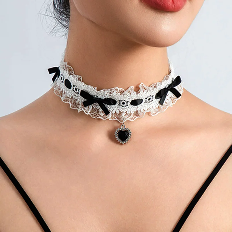Lolita Cosplay Sexy Schwarz-Weißer Spitzen-Choker mit Nieten, Kreuz-Herz-Schleifen-Anhänger, Gothic-Halskette für Damen, Party Y2K Schmuck-Collier – Detail 4