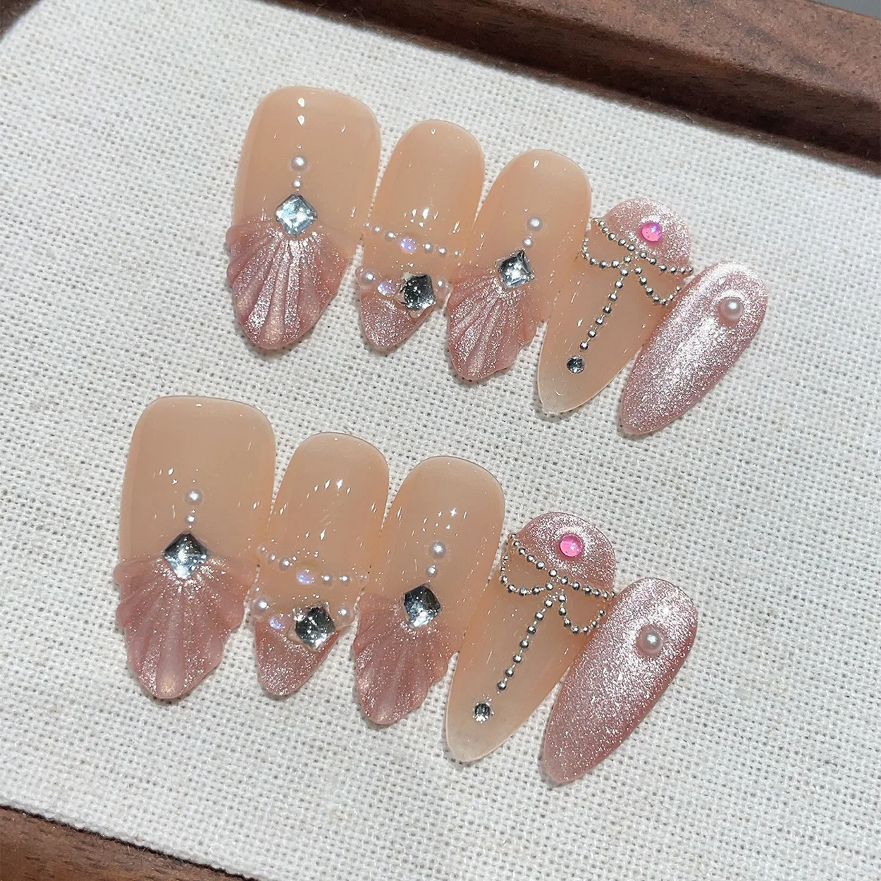 10er-Set mittelgroße handgemachte Press-On-Nägel in Mandelform, Aprikosen- & Rosa-Kunstnägel, wunderschöne glamouröse tragbare Nagelkunst, Hemline