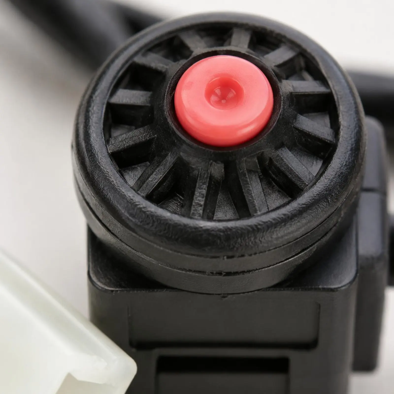 interruptor-de-guidao-de-motocicleta-com-botao-vermelho-peca-de-veiculo-com-acabamento-preto-em-plastico-abs
