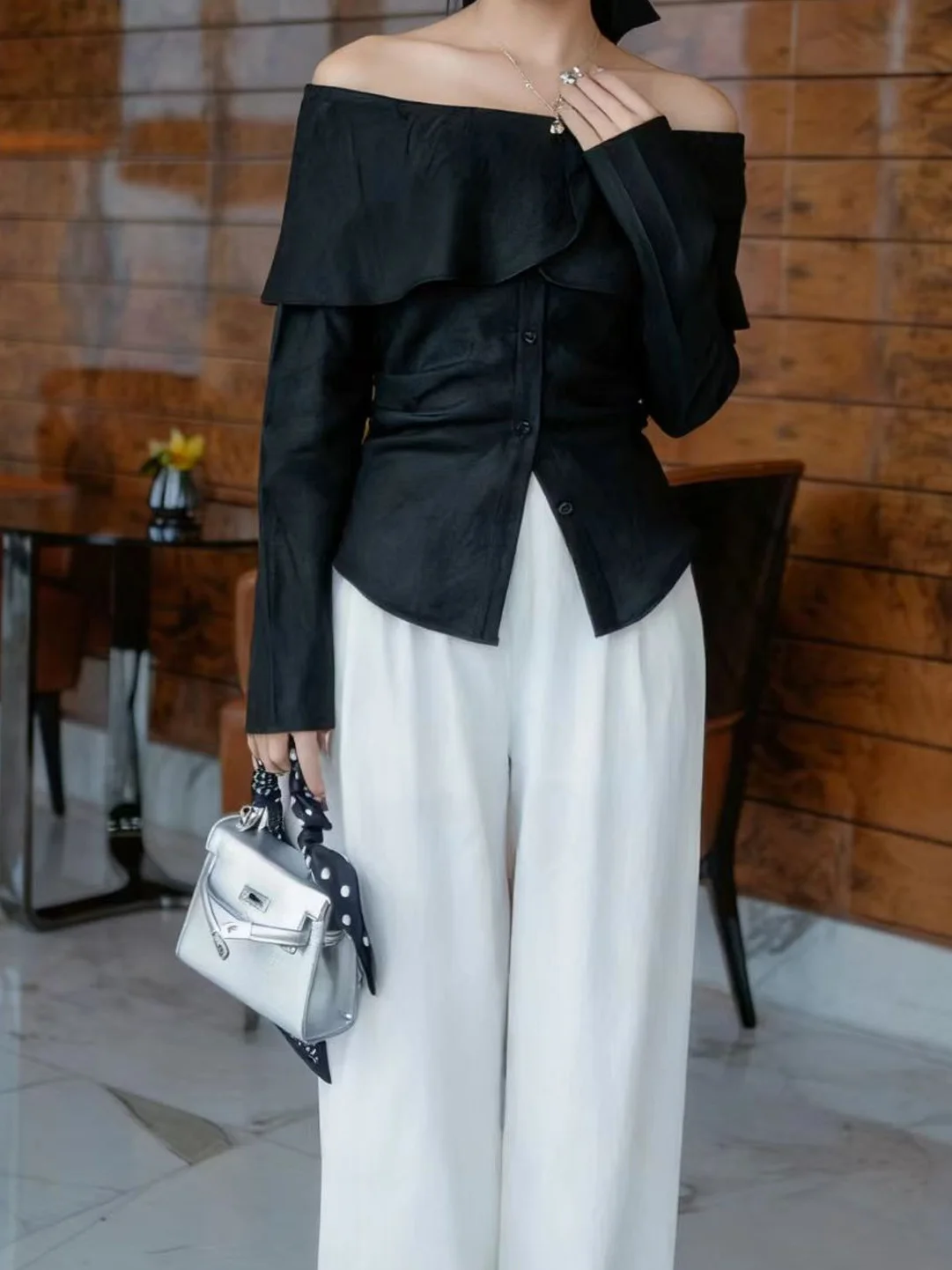 

Черная женская блузка на одно плечо, весна 2026, приталенный универсальный топ в корейском стиле, модная повседневная модель с длинным рукавом и полосатым узором