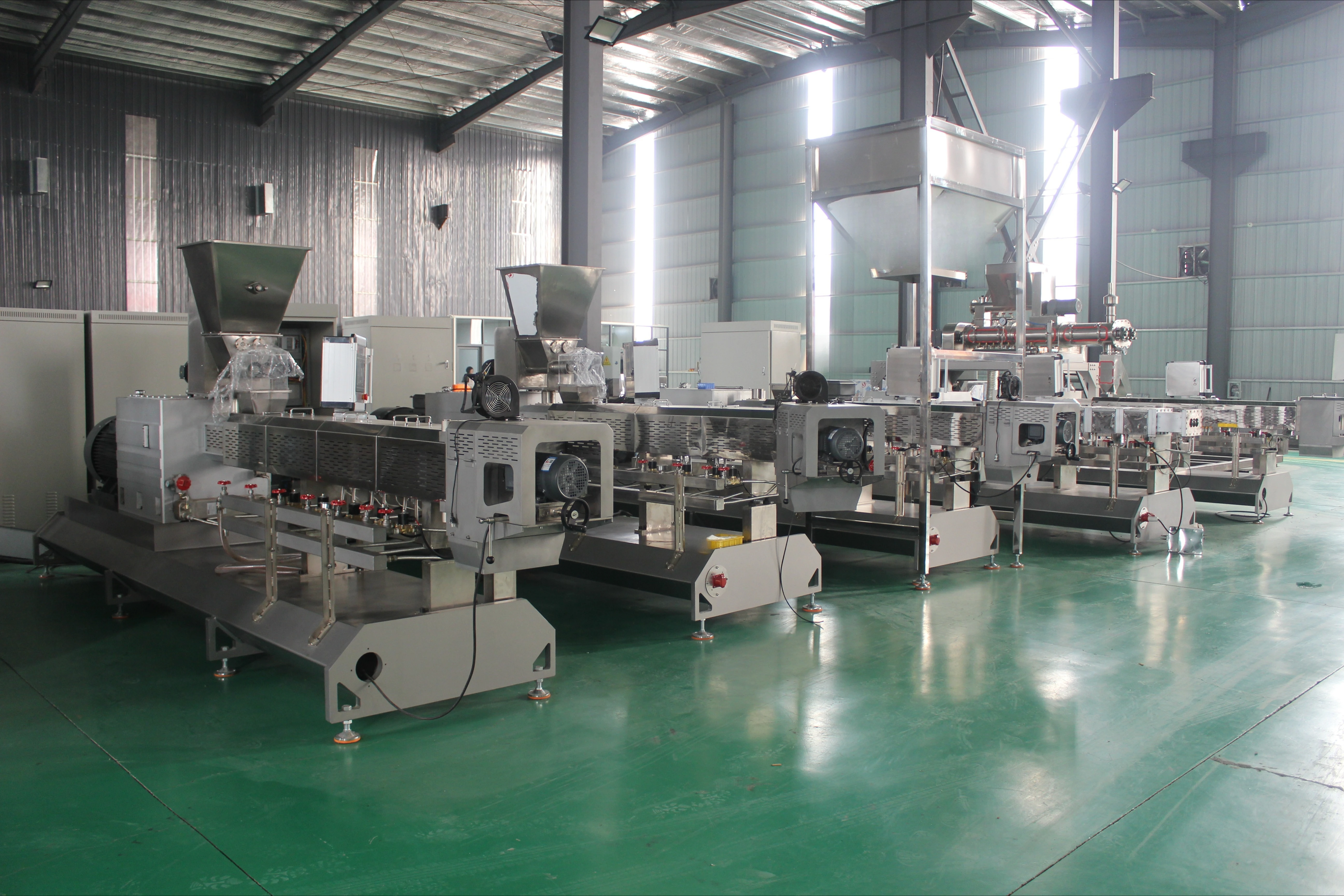 خط تجهيز الأطعمة للوجبات الخفيفة المنتفخ الأوتوماتيكي آلة رقائق دقيق القمح المقلي تتميز بخلاط ومقلاة لمنتجات الحبوب