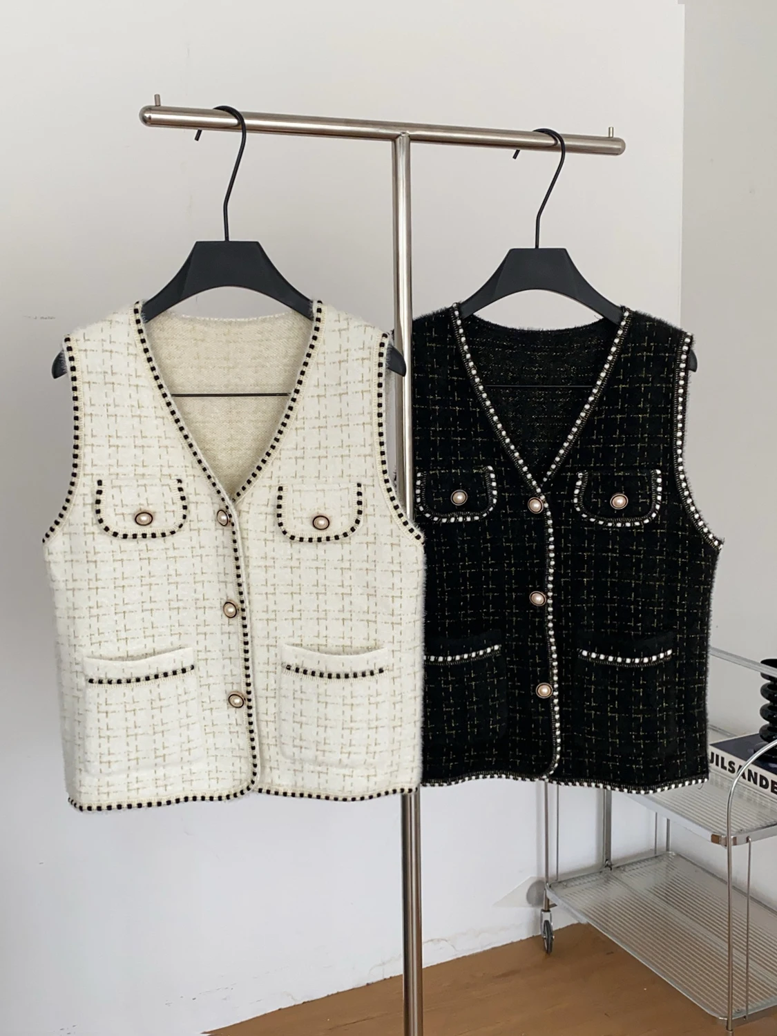 Elegant V-Neck Single-Button Knitted Vest Women's Fashion Outerwear Sleeveless High-End Feeling Personality Top