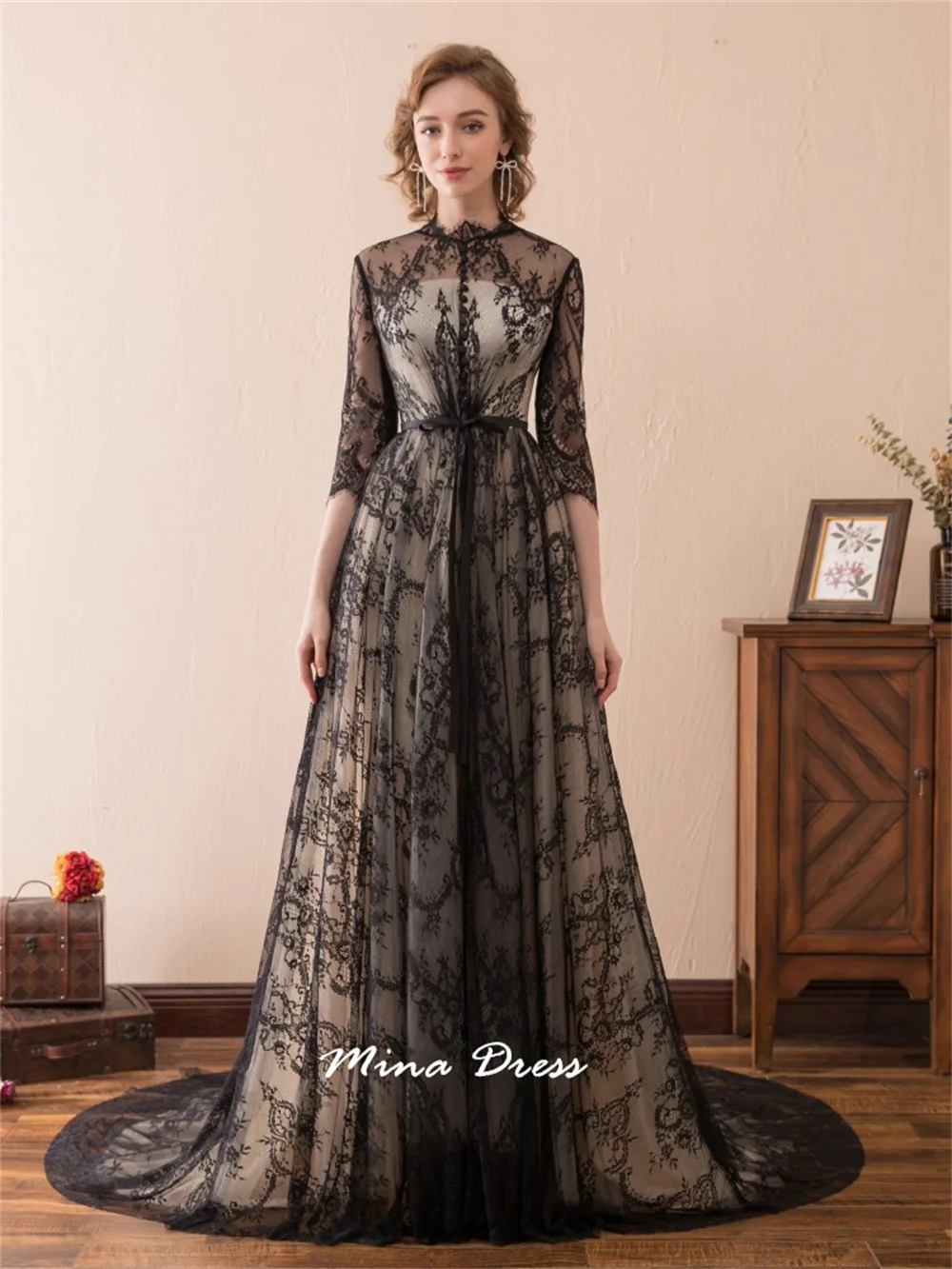 Mina Maßgeschneidertes, elegantes, halbtransparentes Spitzen-Abendkleid mit Rundhalsausschnitt, Dreiviertelärmeln, bodenlanger Schleppe, formelles Ba – Detail 7