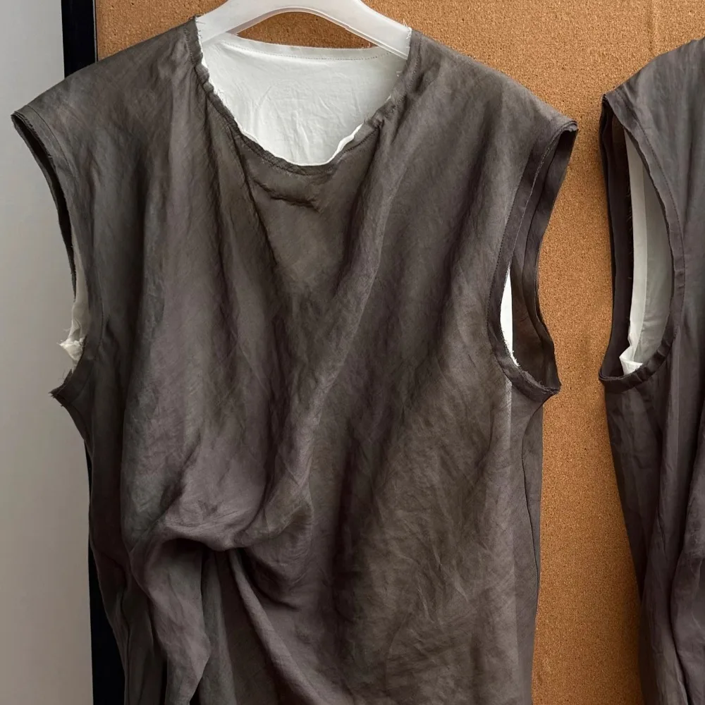 Zomergeverfde dubbellaagse katoenen top