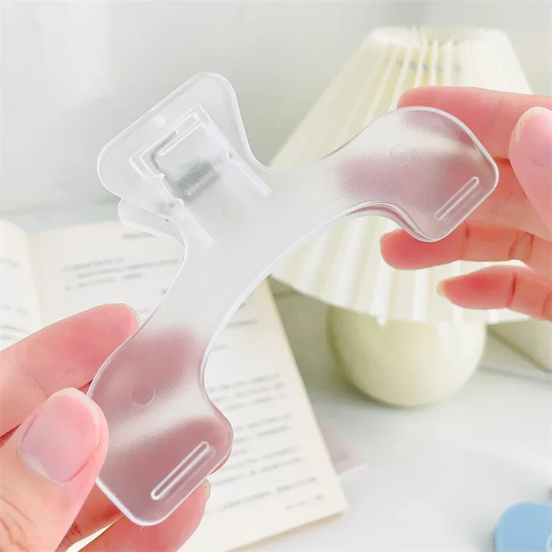 Immagine 6: Clip per Libri in Plastica Trasparente, Semplice Ausilio per la Lettura, Supporto Fisso per Libri, Segnalibri dal Design Creativo, Pratico Porta-Appunti per Librerie