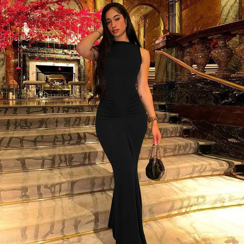 Sukienka maxi bez rękawów z marszczeniami w talii, elegancka, plisowana, dopasowana, typu tank, w kolorze wojskowej zieleni.