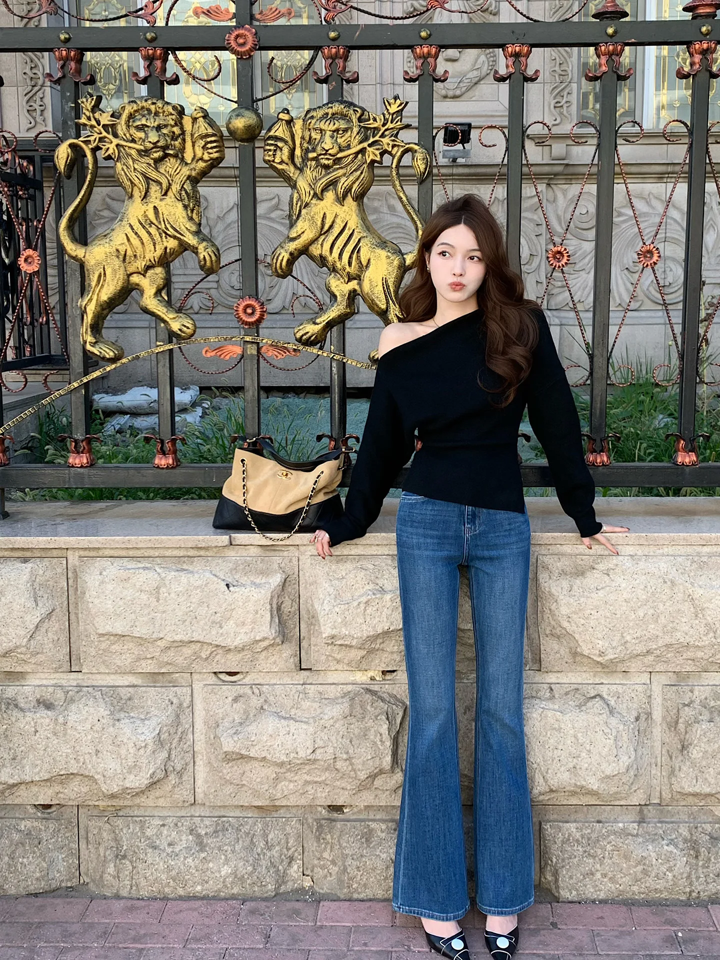 

Джинсы с высокой талией и расклешенными штанинами для женщин: универсальные, стройнящие, удлиненные, в стиле ретро, повседневные, на все сезоны