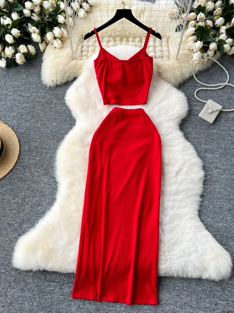 ชุดเซ็ต 2 ชิ้นสำหรับผู้หญิง สไตล์เซ็กซี่สำหรับฤดูร้อน เสื้อครอปแขนกุดคอวีสีพื้น และกระโปรงยาวผ่าข้างเอวสูงยืดหยุ่น