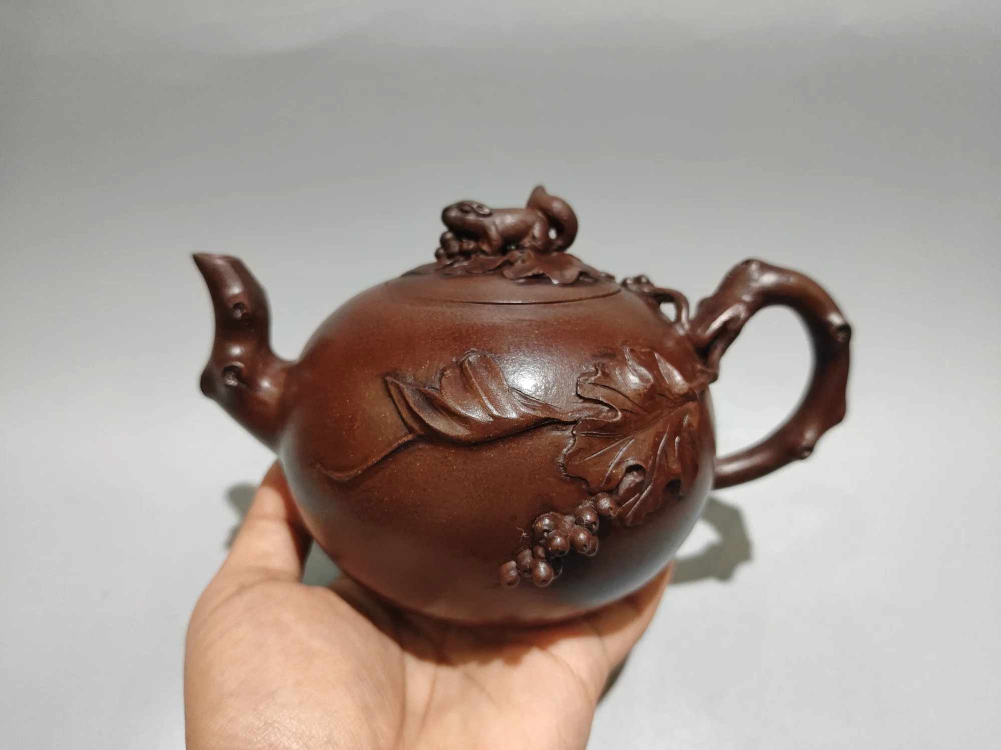Yixing Purple Clay Pot Old Purple Mud Squirrel statue lid pot Grape leaf pot Kettle Teapot Flagon