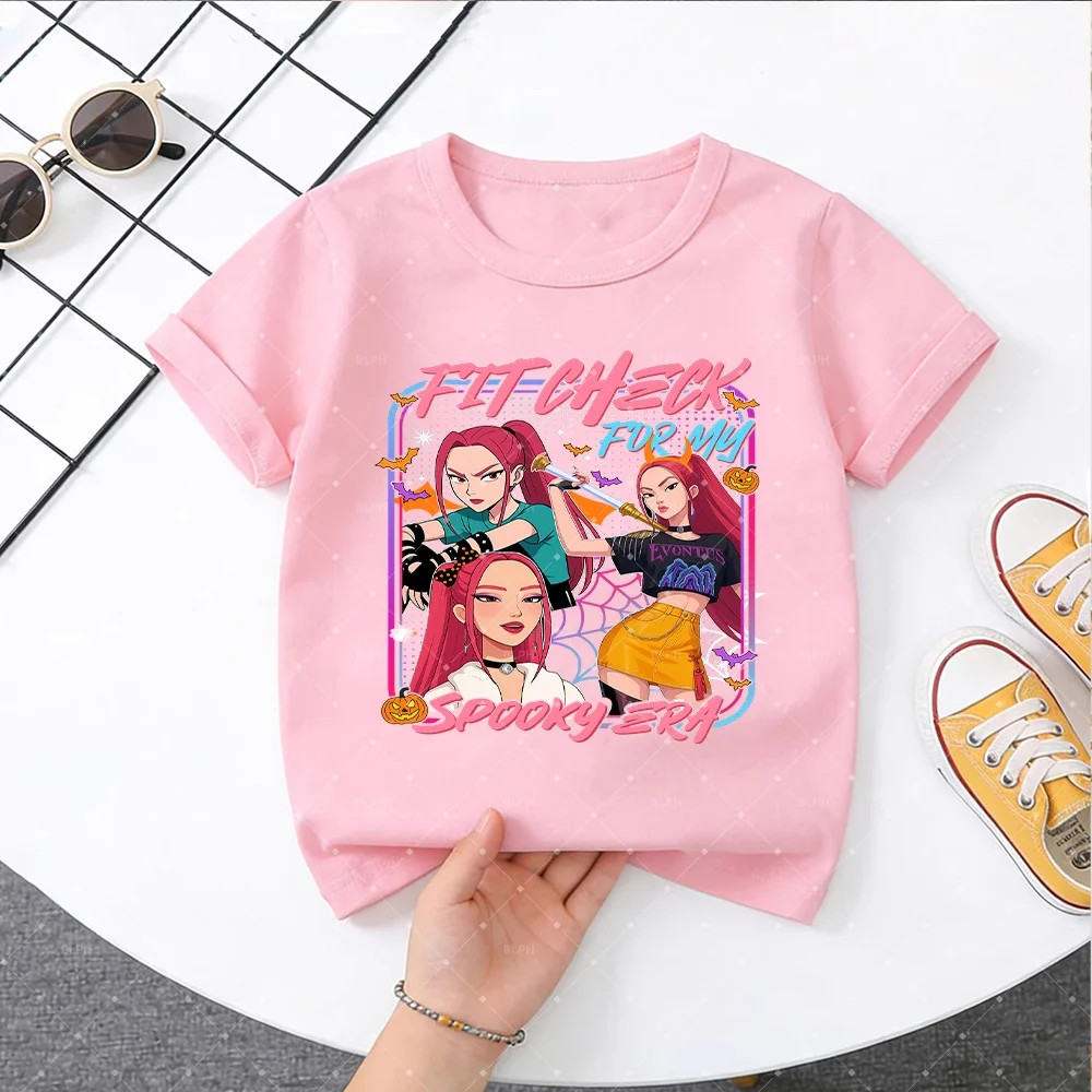 

Стильная детская футболка с дизайном KPop Demon Hunters, украшенная изображением Руми и модными элементами в стиле ведьм, для юных фанатов.