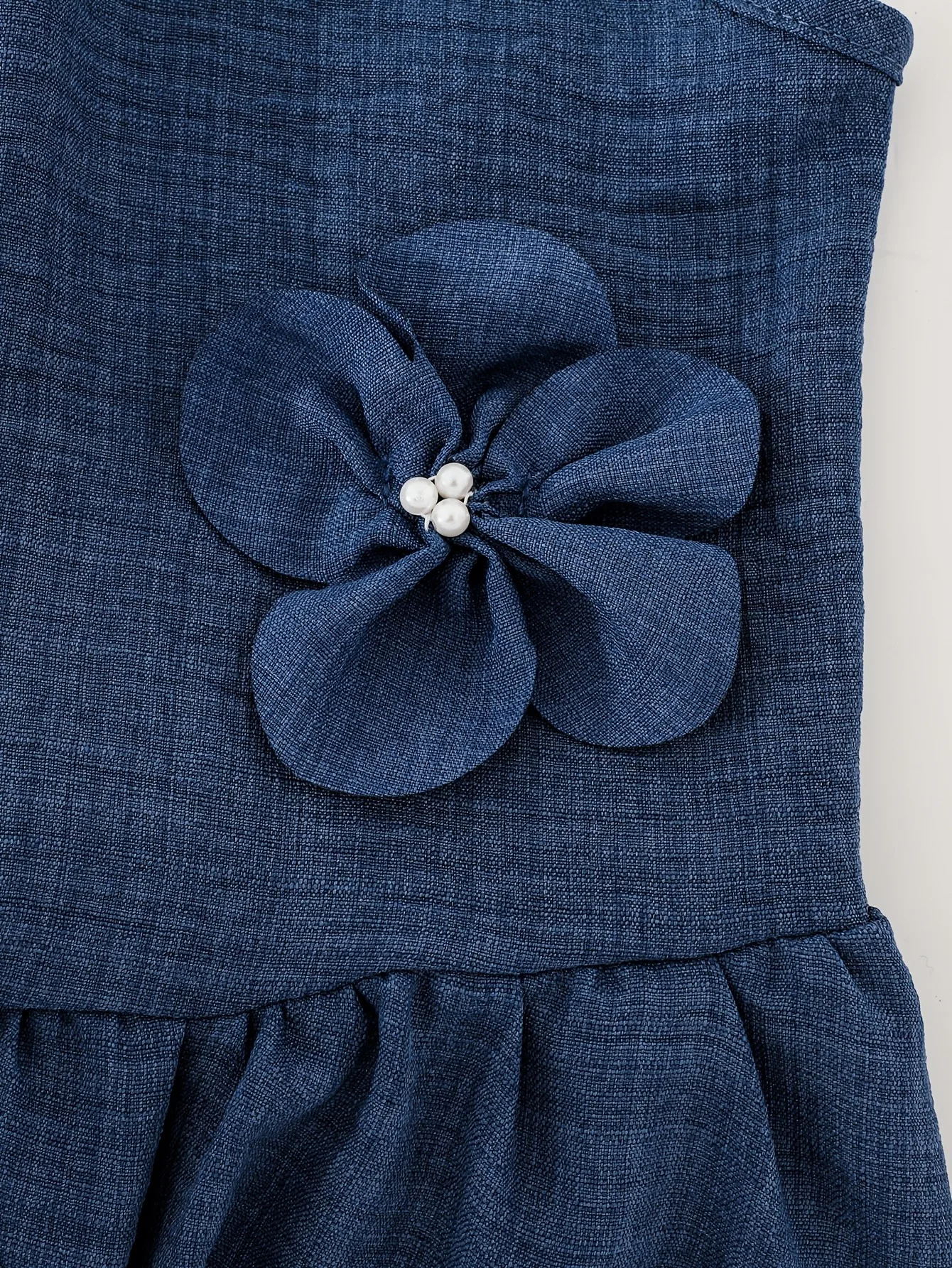 Mädchen-Jeanskleid mit Neckholder-Ausschnitt, 3D-Blumen-Perlen-Dekor, ärmelloses A-Linien-Midikleid, elegantes Kinderkleid für Geburtstagsfeiern, Alltag und Freizeit. – Detail 5