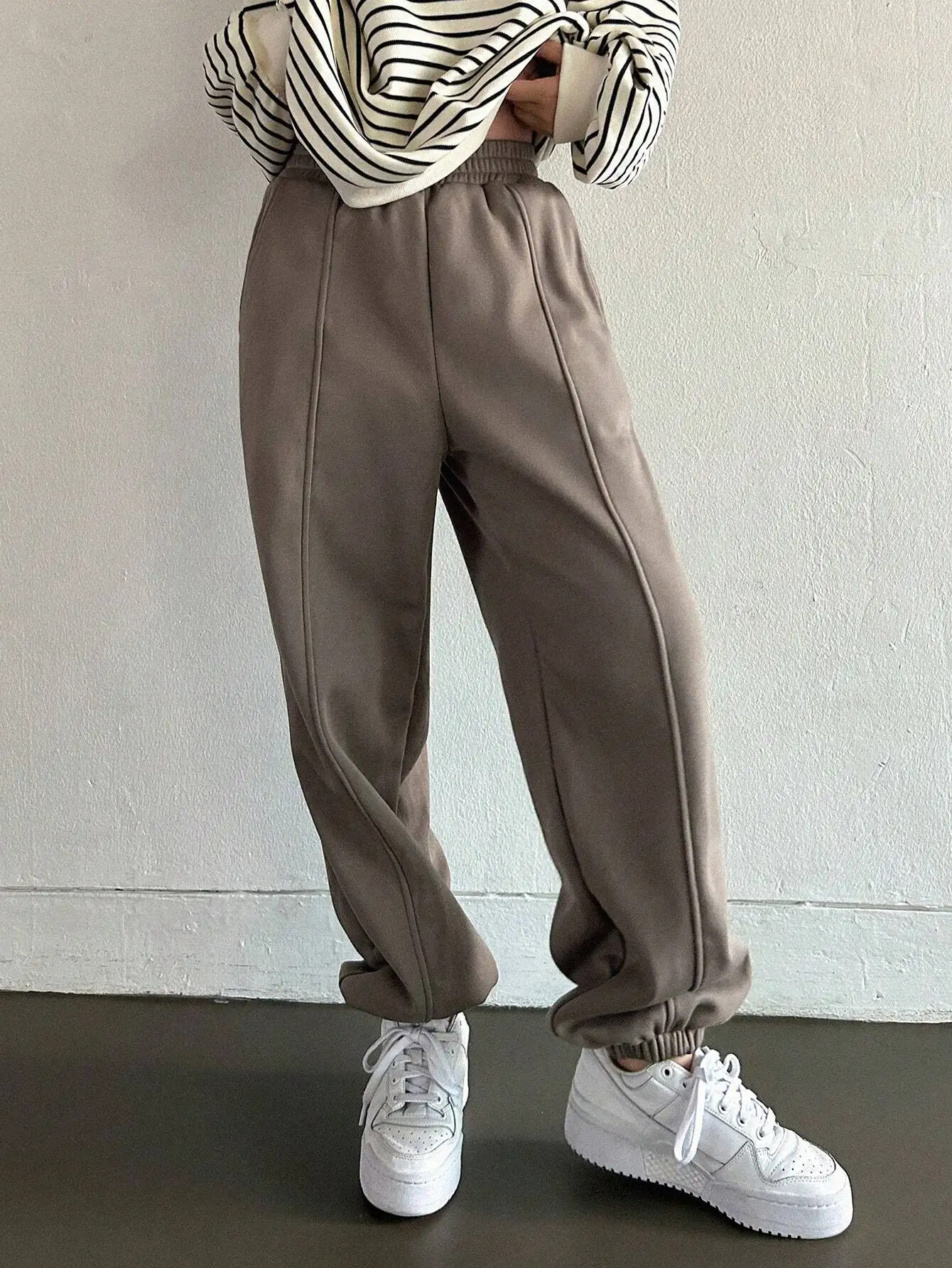 

Женские джоггеры с наклонными карманами - свободные спортивные брюки с эластичными манжетами