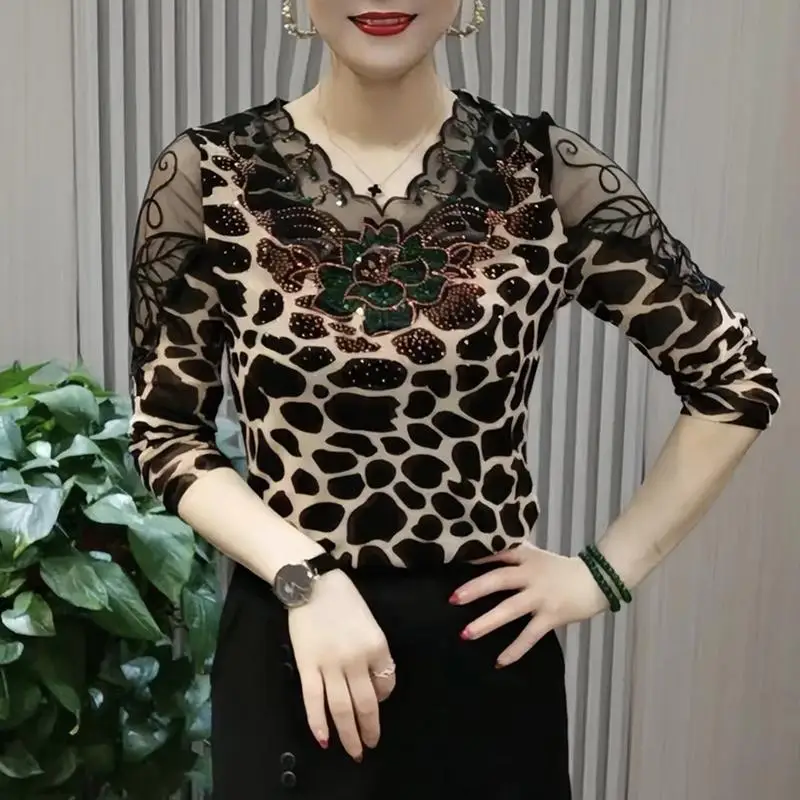 Spring Autumn New V-Neck Gauze Spliced T-shirt Lace Hollow Out Female Clothing Fashion Diamonds Casual Leopard Printed Pullovers