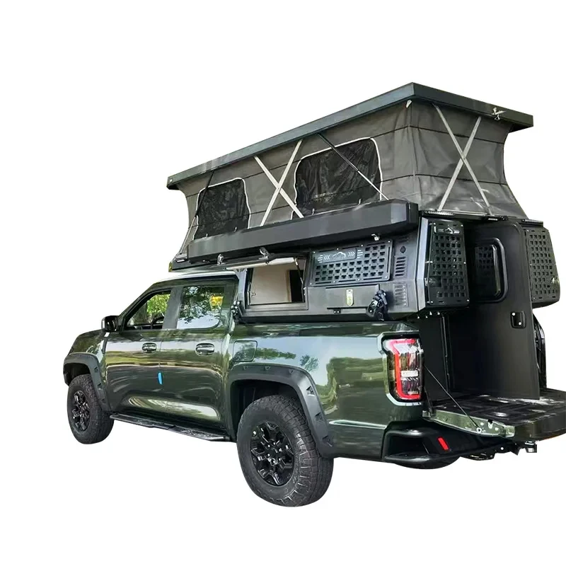 Selbstfahrende Campingvan-Abenteuer: Modifiziertes Outdoor-Campingfahrzeug mit faltbarem, wasserdichtem Zelt und Pickup-Truck-Tonneau-Abdeckung