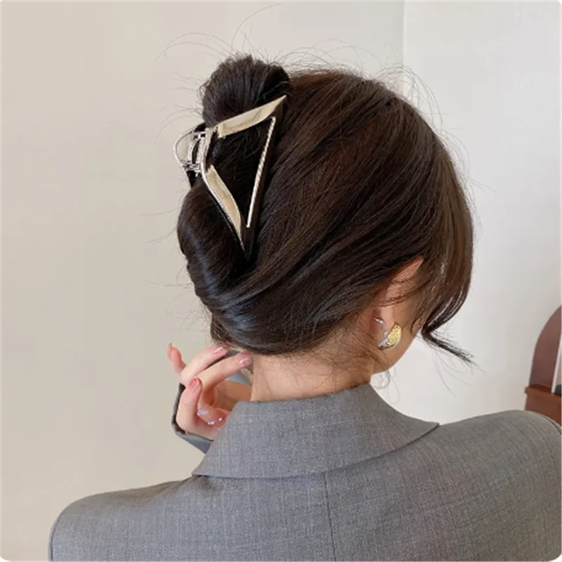 Triangle metal hair clip with European and American style personality, durable and fashionable, suitable for all hairstyles