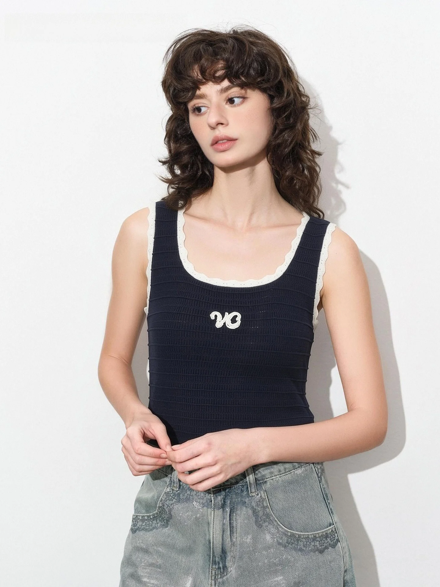 Chaleco de Punto con Textura Azul y Negro Valeria Obbaco, Moda Verano 2026, Cuello en U, Corte en H, Prenda Exterior de Mezcla de Algodón para Mujer