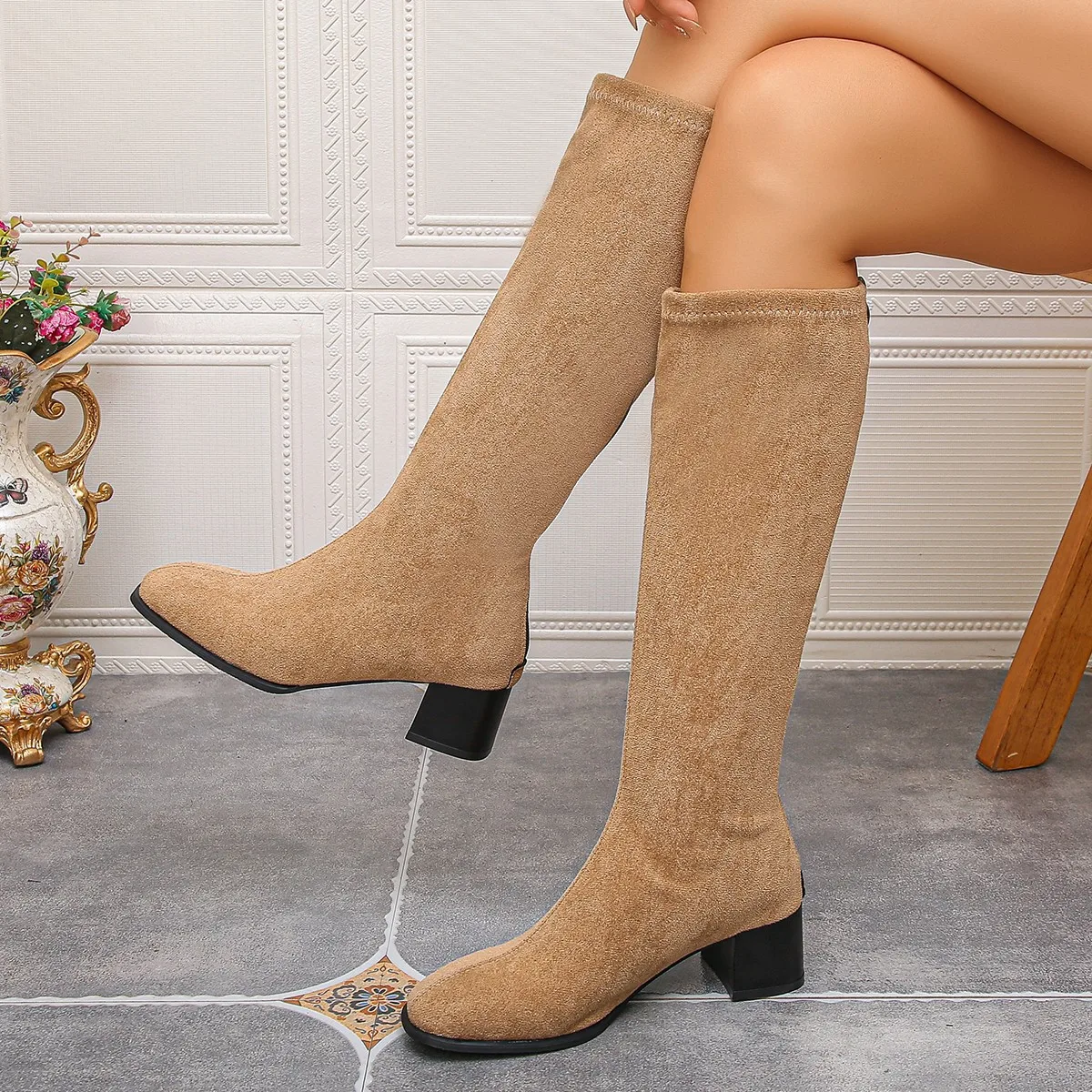 

New style of suede round-toed chunky high boots, chunky round-toed boots that don't reach the knees, slim boots