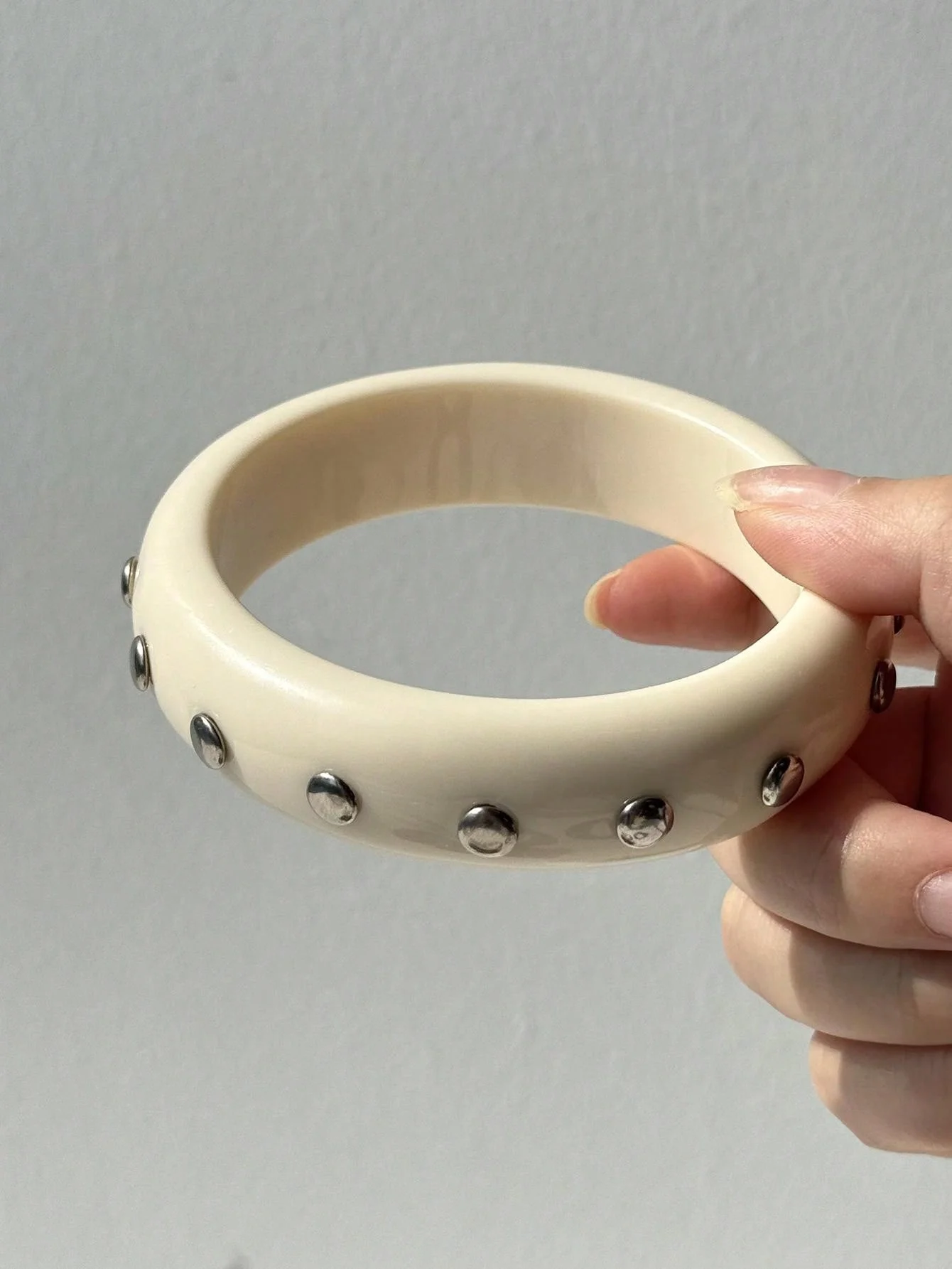 HUANZHI Schwarz-weißes, unregelmäßiges Harzarmband mit kühnem, trendigem Design, einzigartiger Punk-Stil, silberner Nietenverschluss, Damenschmuck