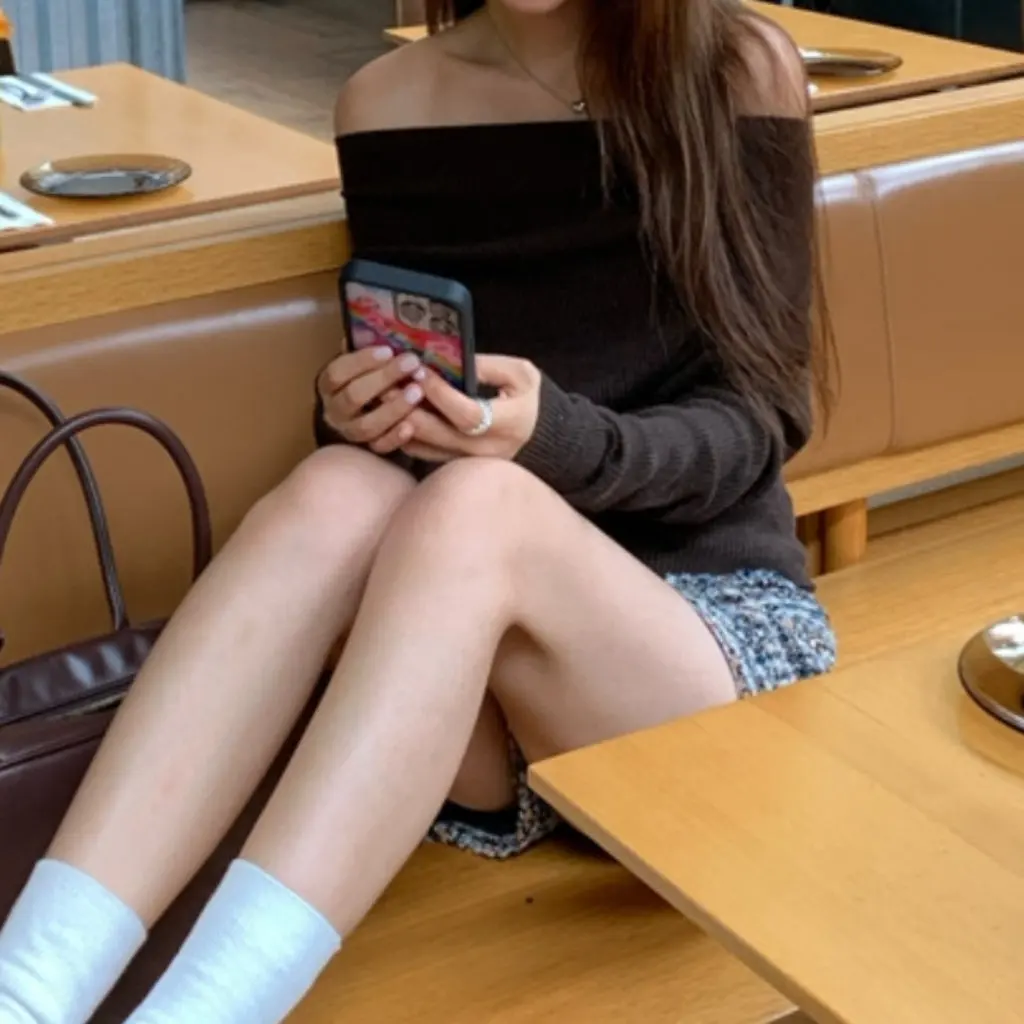 

Women's Slimming Soft Light Wool Sweater Top Skin-friendly Various Wear Methods Love Color Autumn Fashion Student Favorite