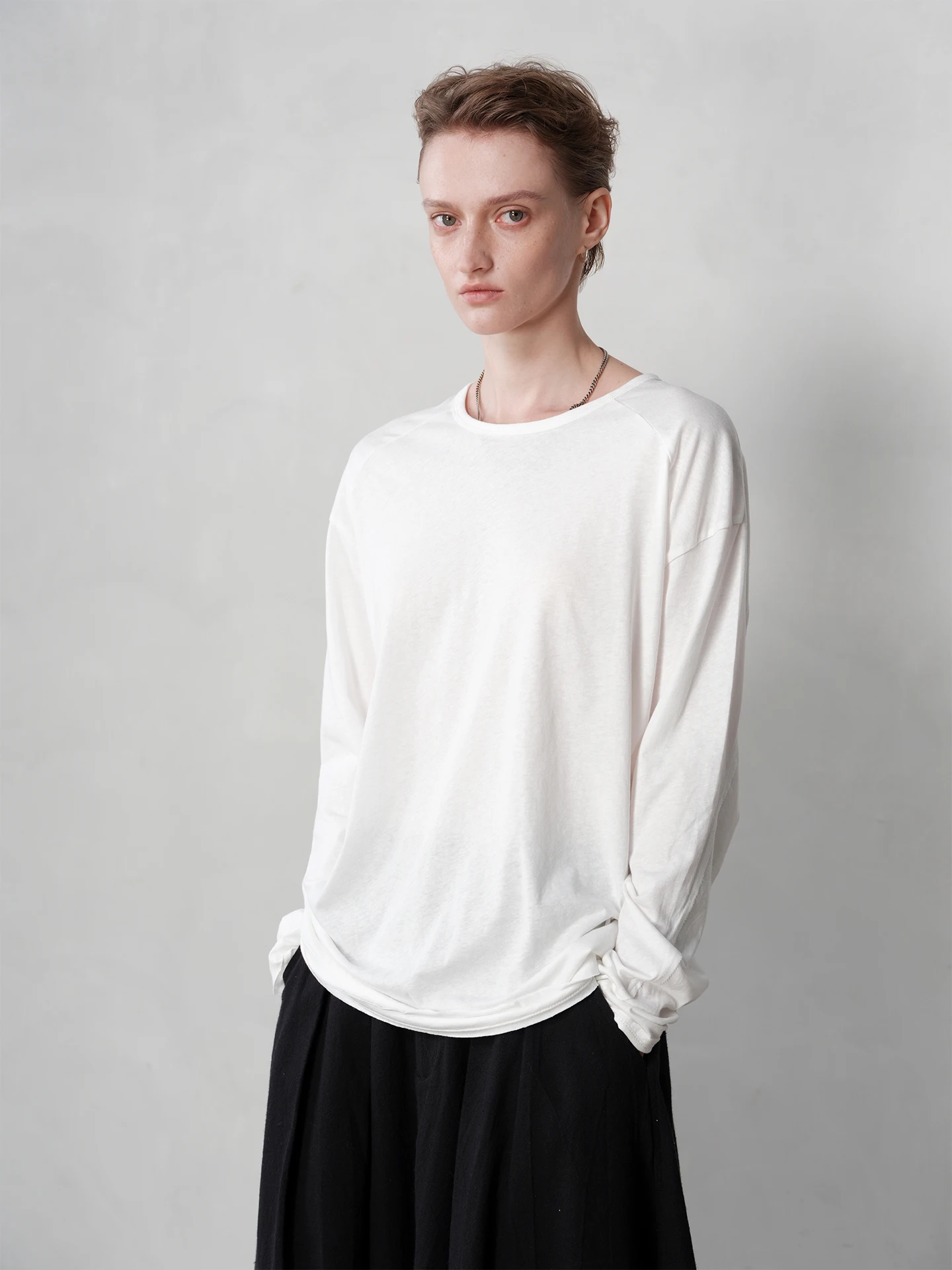 

Хлопково-льняная ткань Toughsen, деконструированный крой, двойной слой, с рваными краями, свободный крой, длинный рукав, круглый вырез, модель T ex Overhead