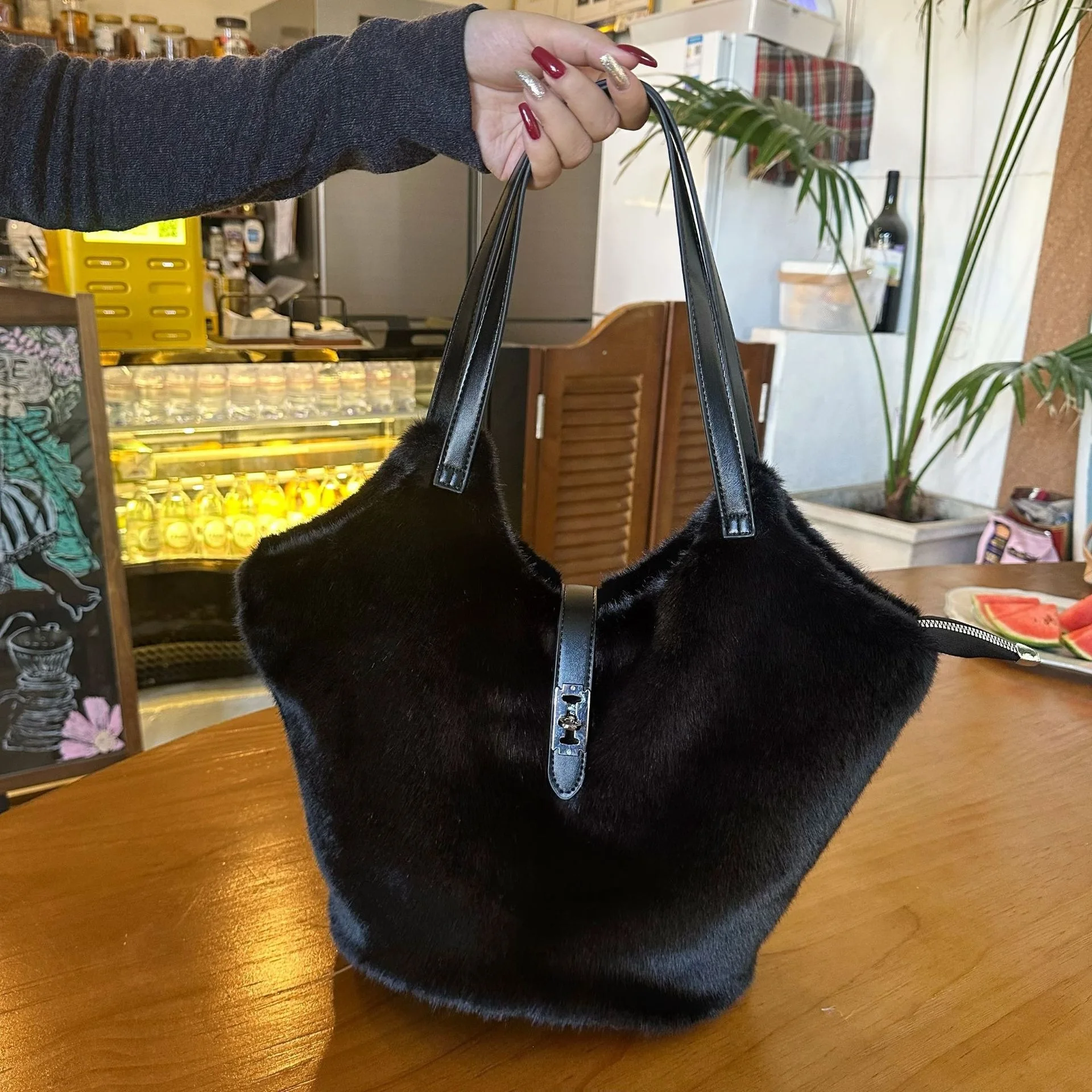 Winter Women Fluffy Plush Tote Bag, Large Capacity Soft Furry Shoulder Bag, Casual Top Handle Handbag for Daily Travel