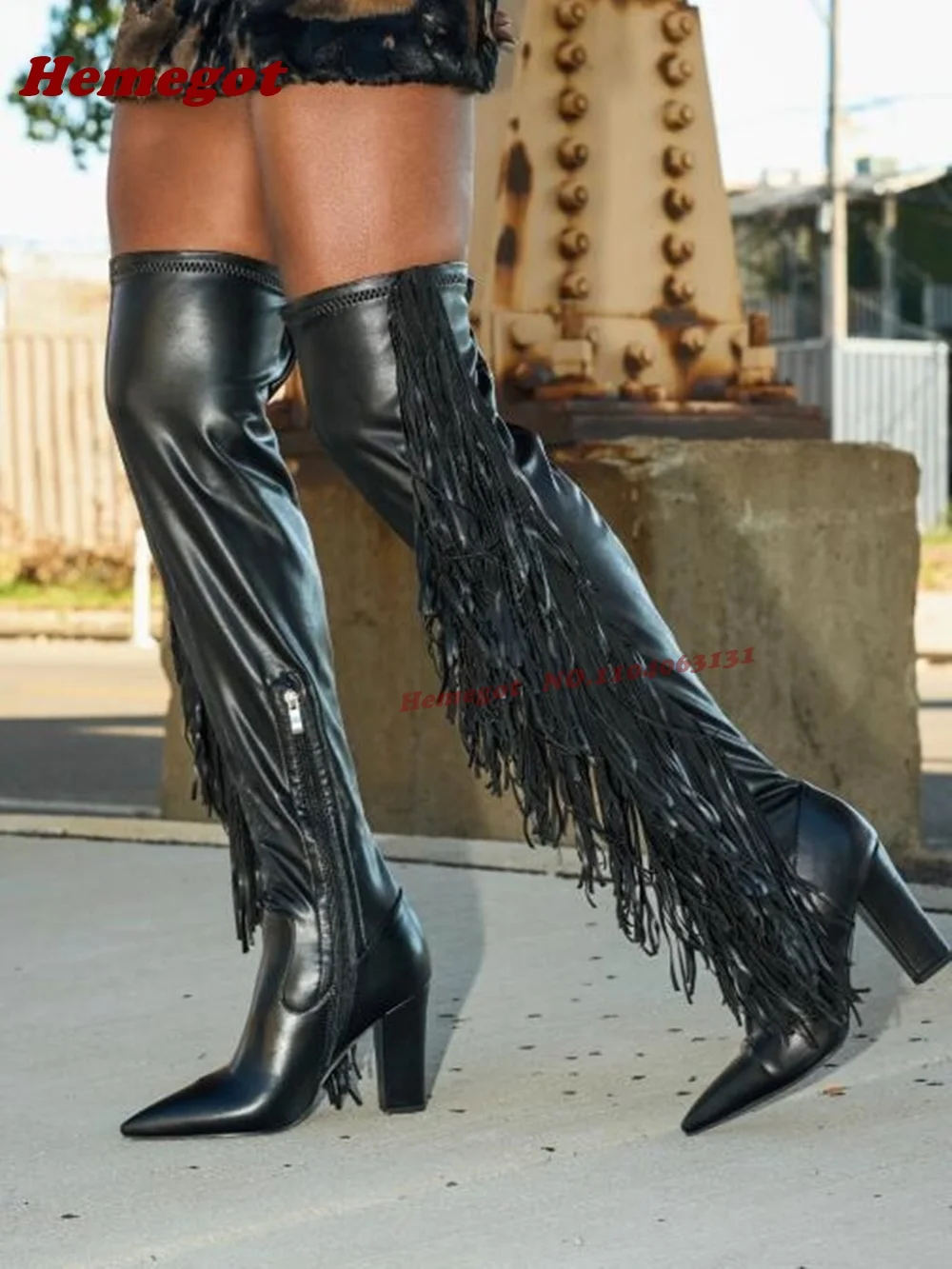 Sepatu Boots Tinggi Selutut Model Chunky Heels dengan Rumbai Hitam, Ujung Runcing, Rumbai di Atas Lutut, Ritsleting Samping, Elastis, untuk Pesta dan Peragaan Busana