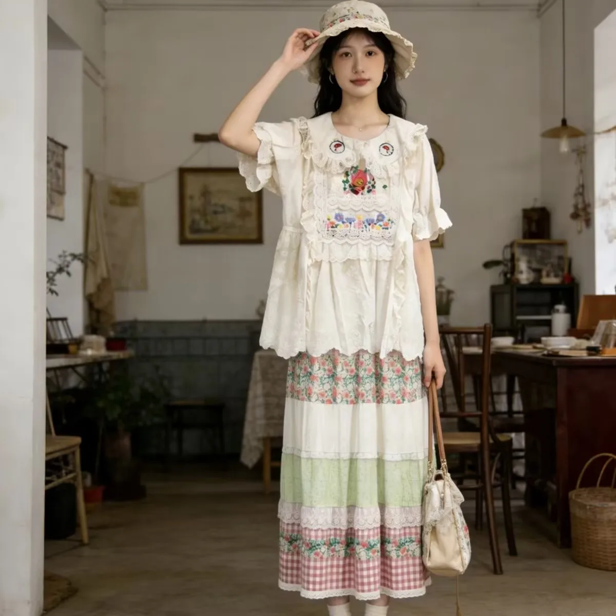 

Летняя женская хлопковая блузка в стиле Mori Girl: милый, кавайный, коттеджкор, лолита, с пэчворком, кружевом и вышивкой, винтажная