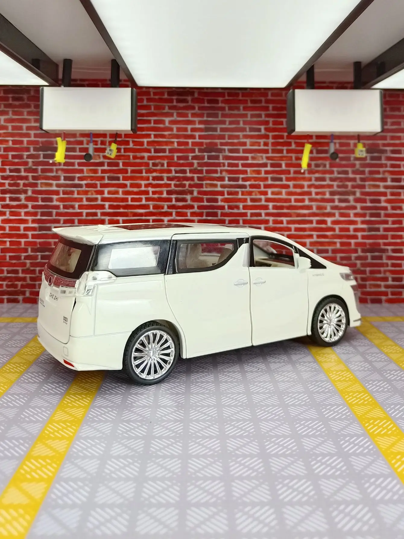 El modelo de coche de aleación 1:24 para puertas, capó del motor y el maletero se puede abrir tiene funciones de sonido y iluminación simuladas, detalles ricos.