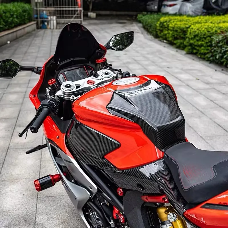 Elevated and lengthened carbon fiber fuel tank cover suitable for upgrading and modifying the cockpit of the QJMOTOR SRK921RR