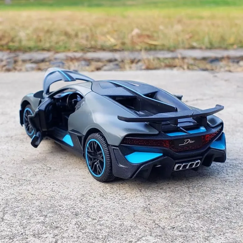 1/32 Bugatti DIVO Superกีฬารถรุ่นDiecastดึงกลับเสียงแสงจําลองรถสําหรับของขวัญเด็กของเล่น