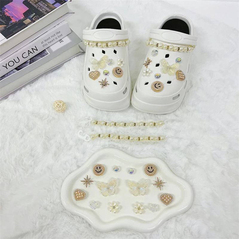 Fashionable shoe accessory set, made of metal, with a shoe chain clasp, removable, suitable for sandals and flip-flops.