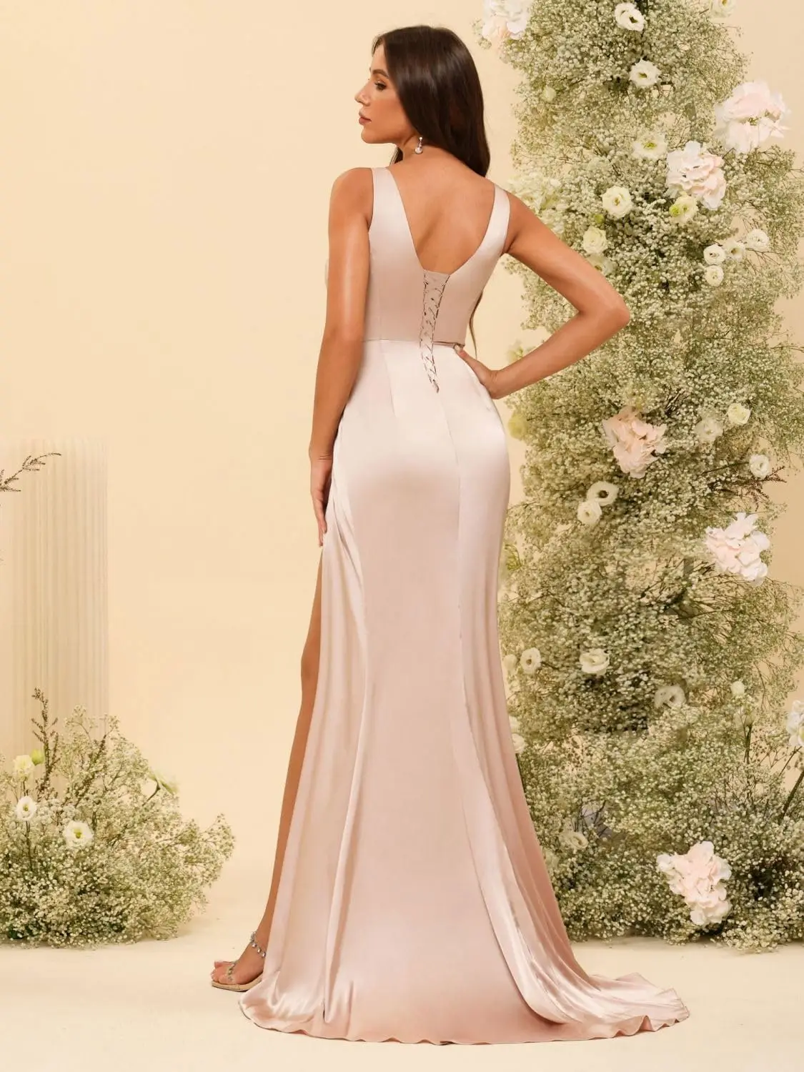Robe de demoiselle d'honneur longue en satin pour femmes, col en v profond, robe de bal avec fente plissée à la taille, robe de soirée formelle simple et élégante