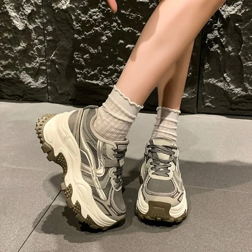 Zapatos de suela gruesa con aumento de altura para hombre pequeño, zapatos de moda para papá, pies de mujer adelgazantes, novedad de 2025, zapatos informales Joker para mujer