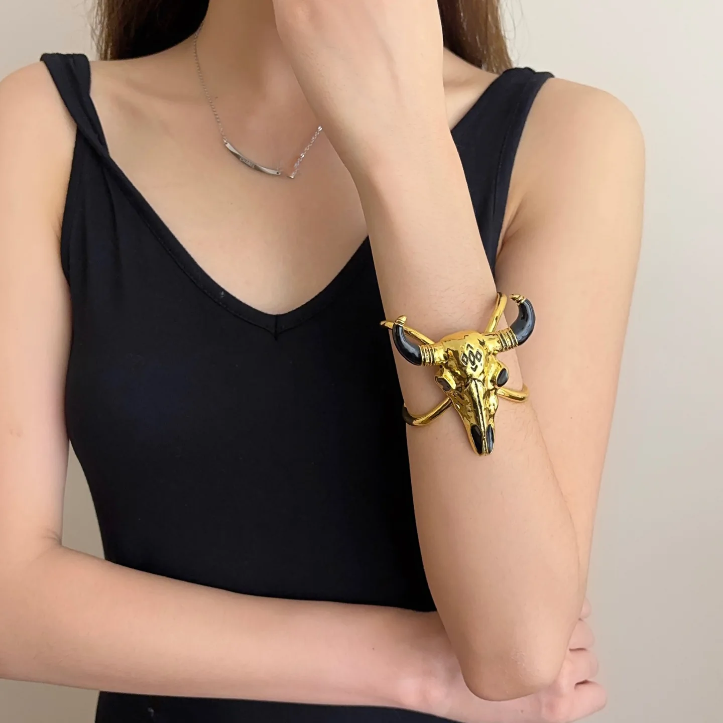 

Открытый браслет в стиле ретро с преувеличенной эмалью и золотой головой быка, роскошный модный высококачественный изысканный широкий браслет