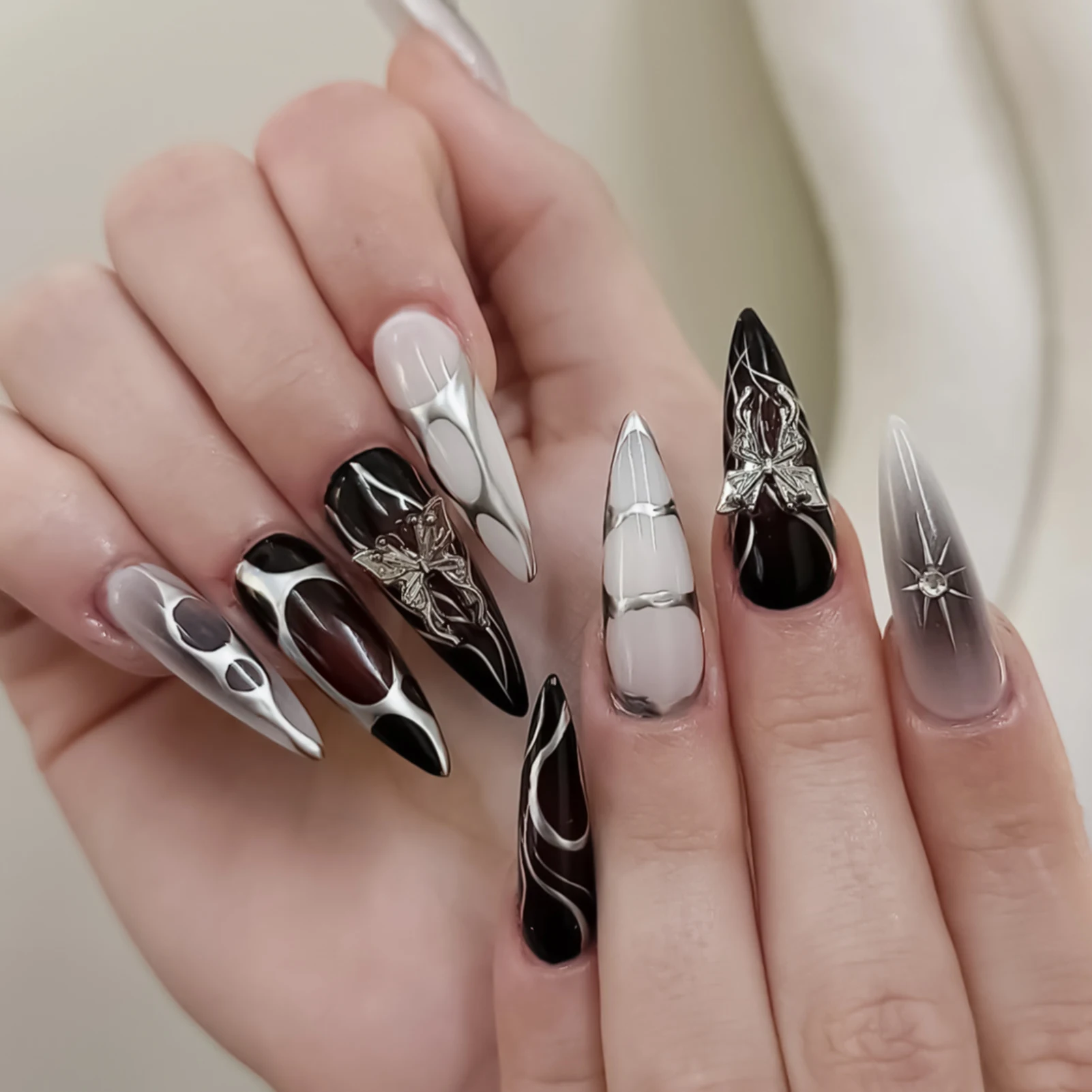 24PCS Lange Presse Auf NägelStiletto Schwarz Silber Bowknot Asymmetrie Gefälschte Nägel Pulver Volle Abdeckung Gefälschte Nagel Set Nägel kunst
