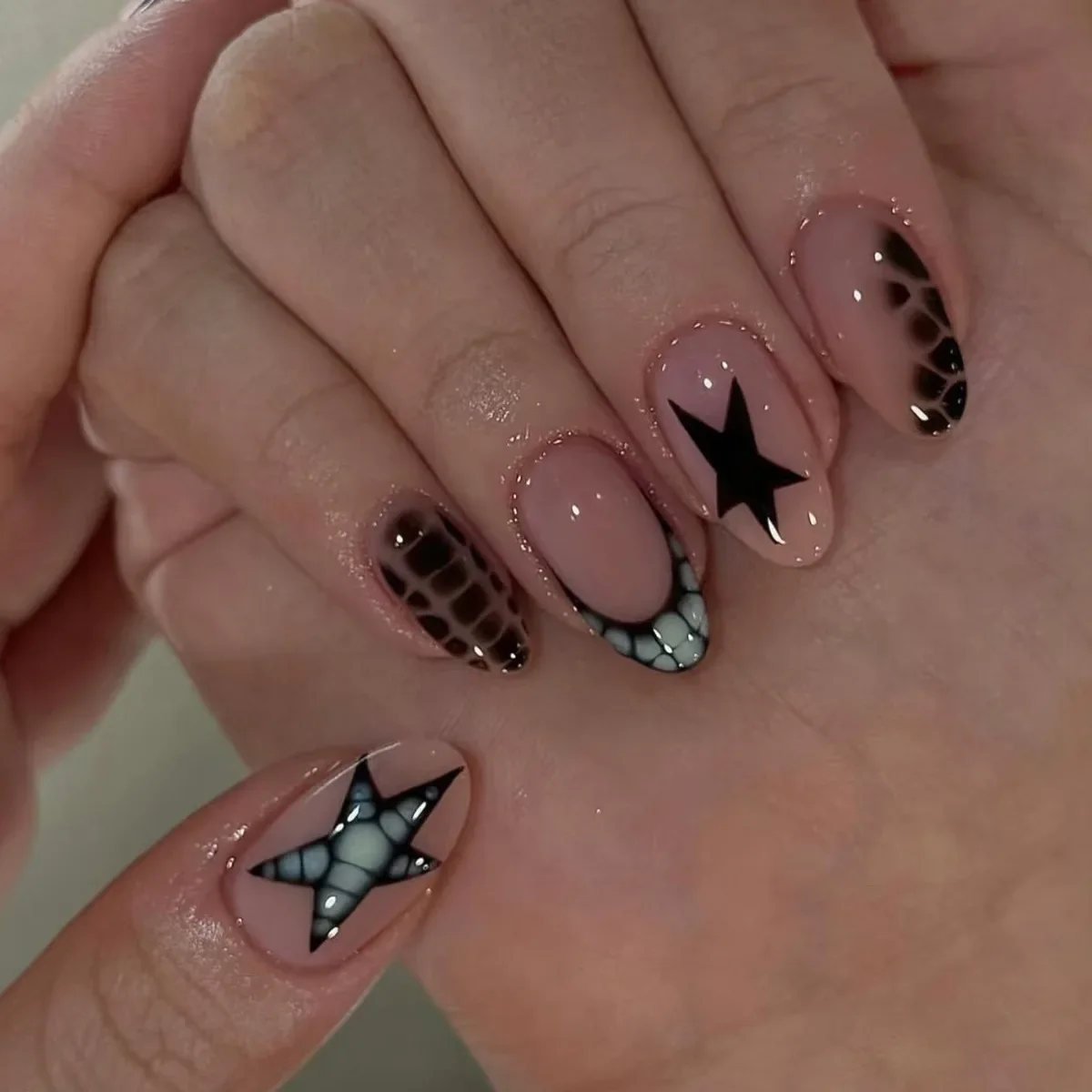 Faux ongles français simples en forme d'amande, léopard noir, avec Design étoile dorée, colle Y2K, pour femmes, Style Cool, 24 pièces