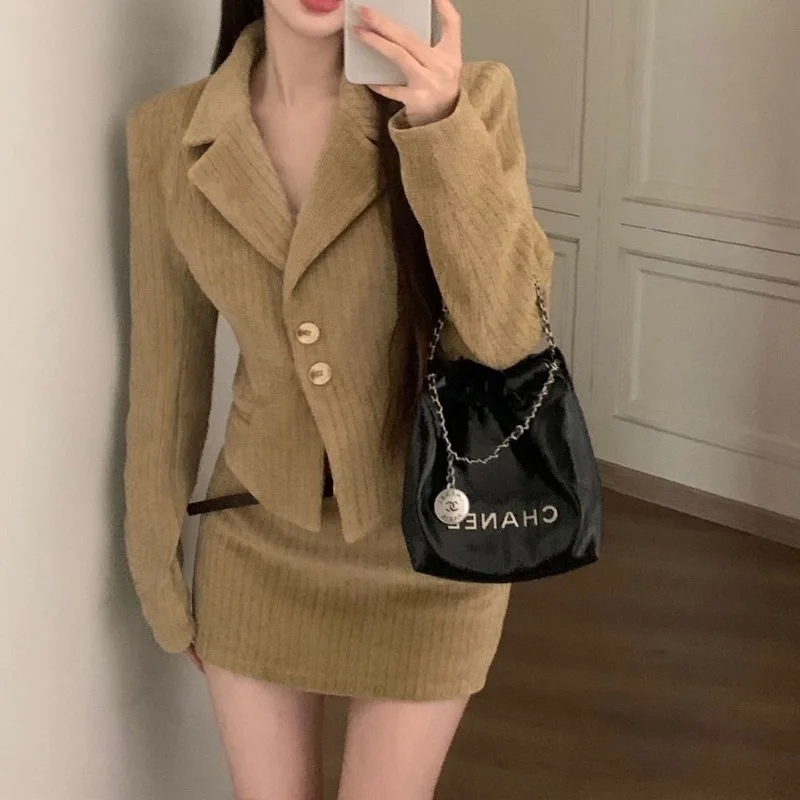 2023 autumn winter new contrasting color lapels outside women short gray woolen top